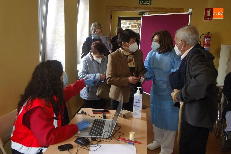 Foto 11 - Los problemas inform&aacute;ticos ralentizan la nueva jornada de vacunaci&oacute;n masiva en Fuenteguinaldo  
