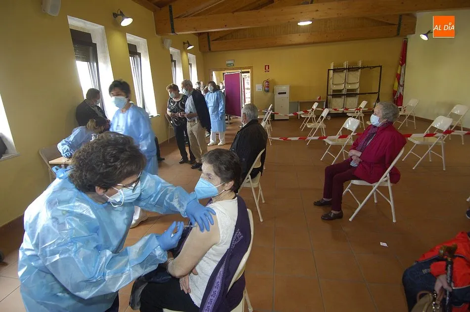 Foto 5 - Los problemas inform&aacute;ticos ralentizan la nueva jornada de vacunaci&oacute;n masiva en Fuenteguinaldo  