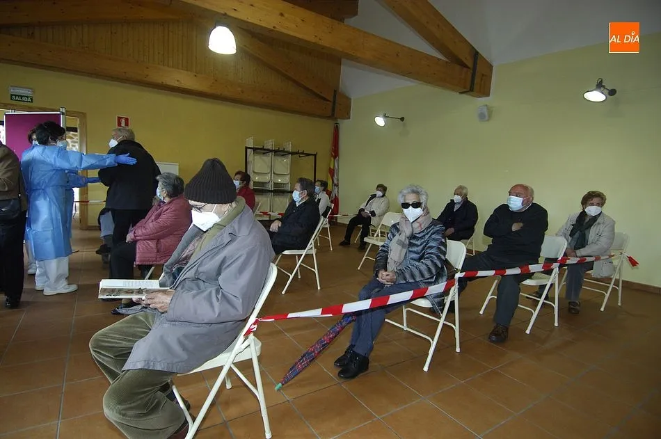 Foto 9 - Los problemas inform&aacute;ticos ralentizan la nueva jornada de vacunaci&oacute;n masiva en Fuenteguinaldo  