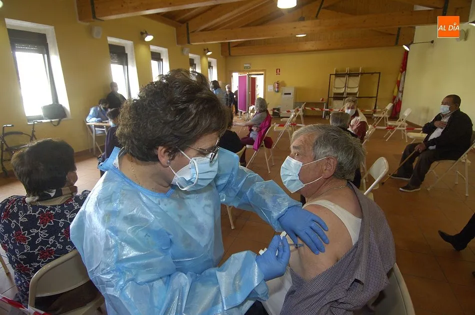 Foto 8 - Los problemas inform&aacute;ticos ralentizan la nueva jornada de vacunaci&oacute;n masiva en Fuenteguinaldo  