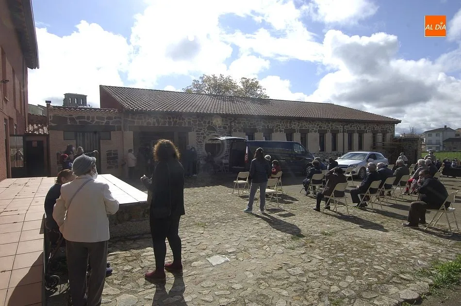 Foto 2 - Los problemas inform&aacute;ticos ralentizan la nueva jornada de vacunaci&oacute;n masiva en Fuenteguinaldo  