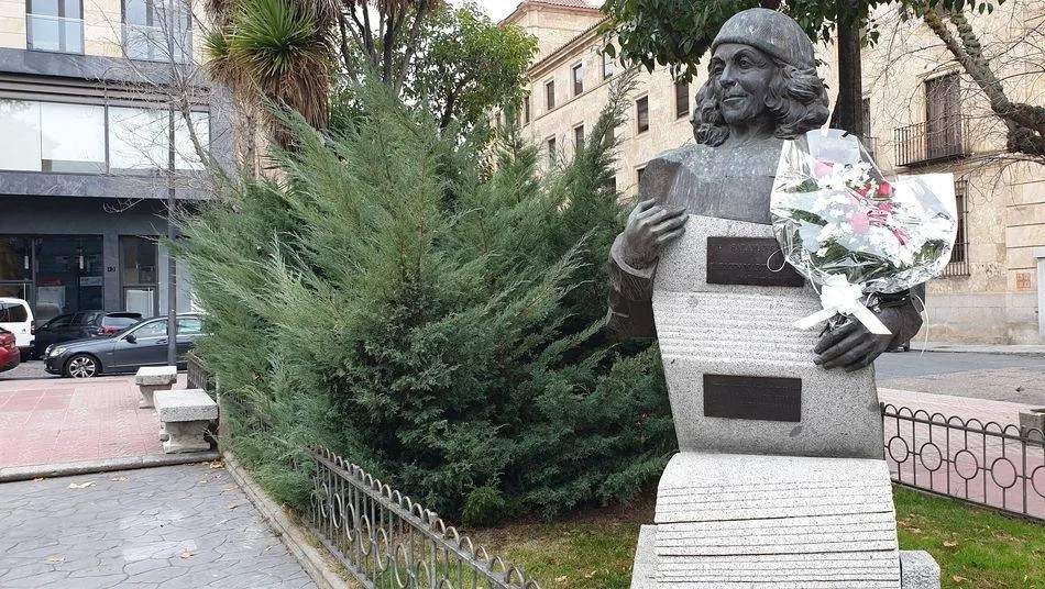 Escultura en la Plaza de los Bandos dedicada a Martín Gaite