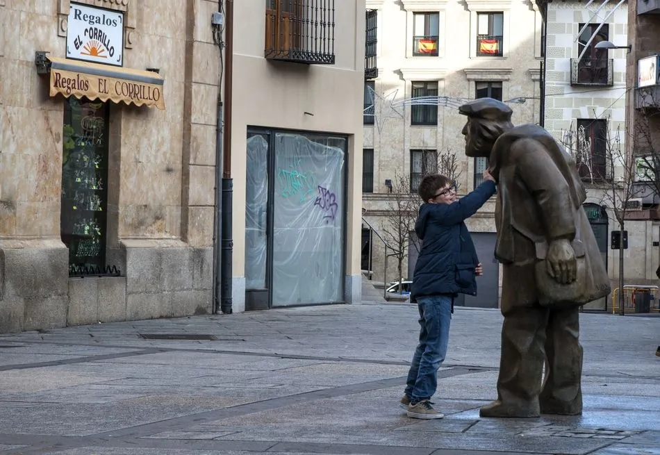 Foto 2 - D&iacute;a del Libro: las esculturas que recuerdan a los escritores que dejaron huella en Salamanca&nbsp;   ...