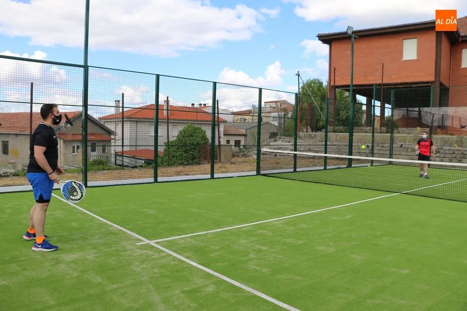 Foto 10 - Los vecinos de Villarino cuentan desde este jueves con una moderna pista de p&aacute;del
