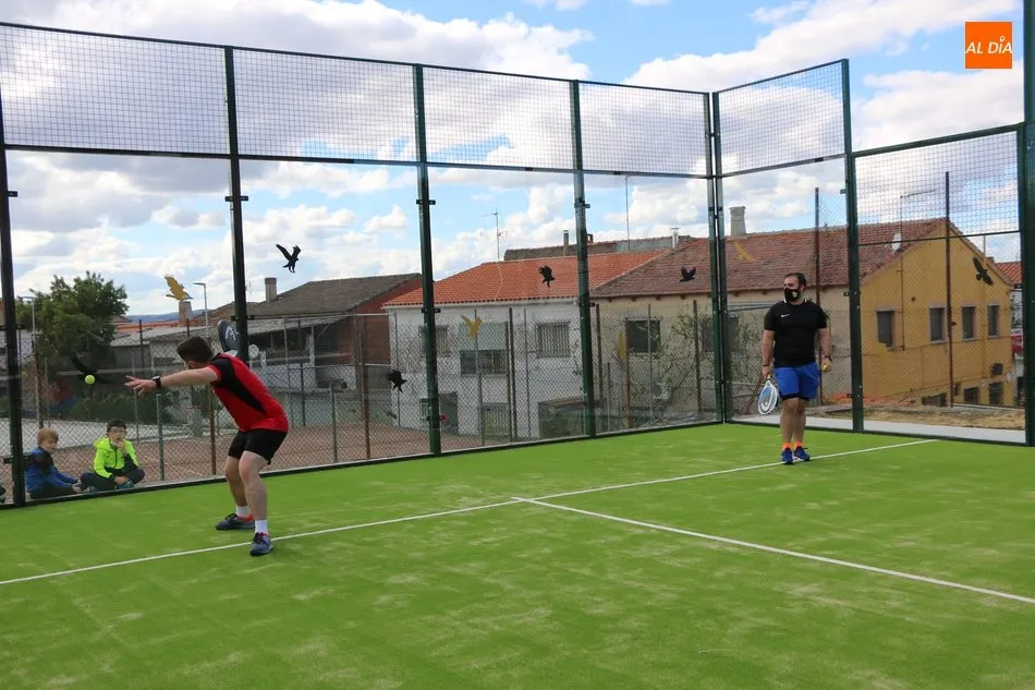 Foto 8 - Los vecinos de Villarino cuentan desde este jueves con una moderna pista de p&aacute;del