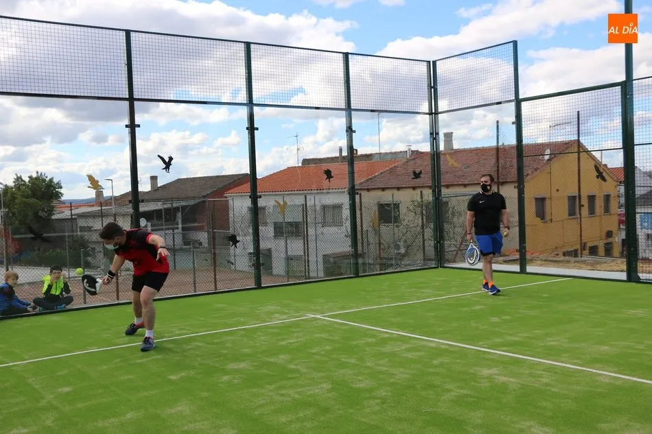 Foto 7 - Los vecinos de Villarino cuentan desde este jueves con una moderna pista de p&aacute;del