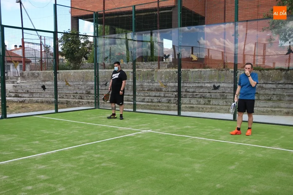 Foto 6 - Los vecinos de Villarino cuentan desde este jueves con una moderna pista de p&aacute;del
