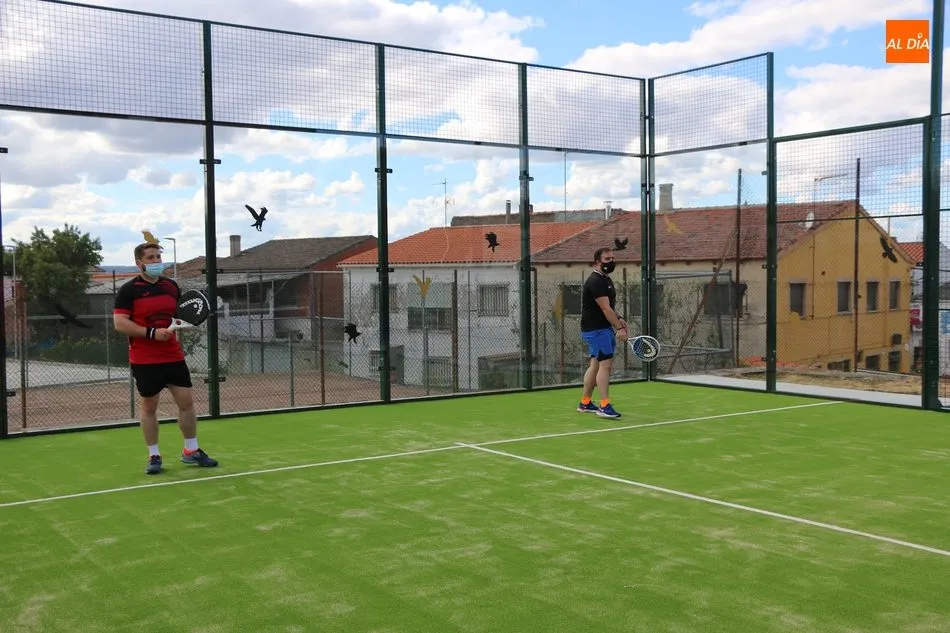 Foto 5 - Los vecinos de Villarino cuentan desde este jueves con una moderna pista de p&aacute;del