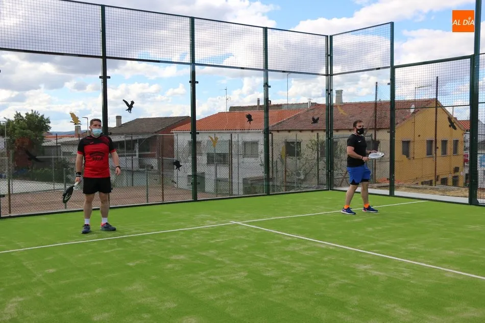 Foto 2 - Los vecinos de Villarino cuentan desde este jueves con una moderna pista de p&aacute;del