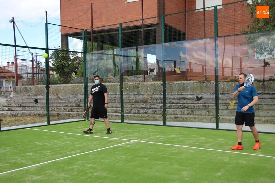 Los vecinos de Villarino cuentan desde este jueves con una moderna pista de pádel