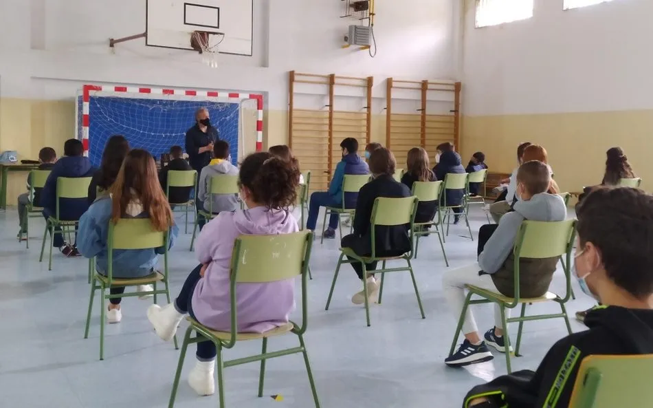 Foto 3 - Clase magistral del poeta Ra&uacute;l Vacas en el IES Campo Charro de La Fuente de San Esteban