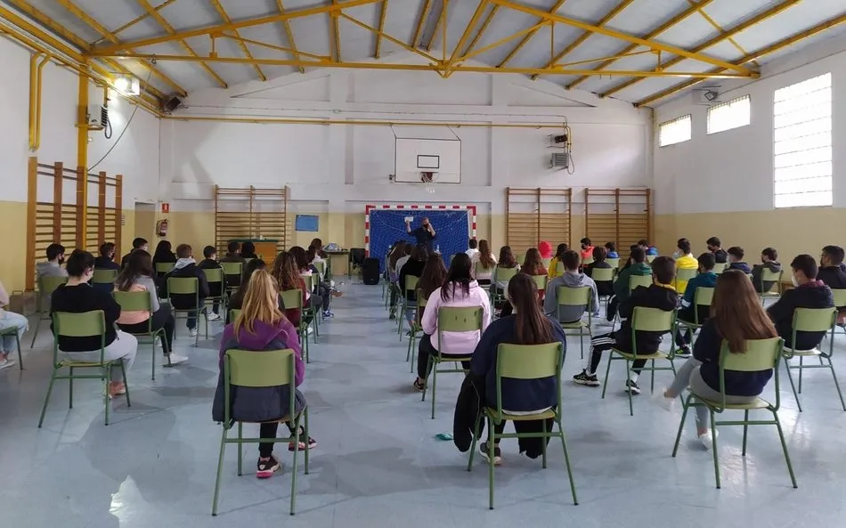 Foto 2 - Clase magistral del poeta Ra&uacute;l Vacas en el IES Campo Charro de La Fuente de San Esteban