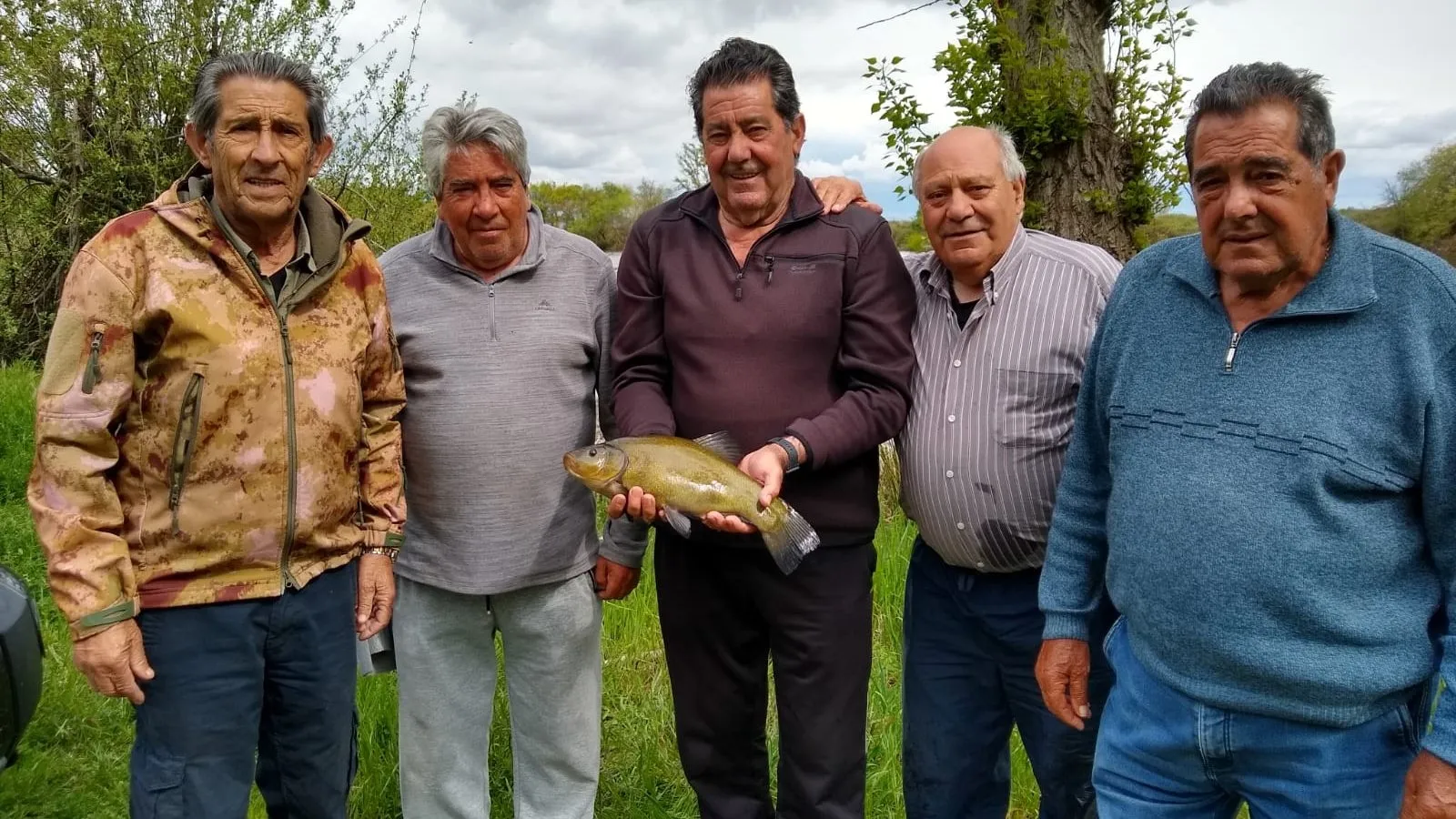Benjamín, Manolo, Nazario, Juan Ángel con una de las tencas pescadas en Tormes en la zona de Aldealengua
