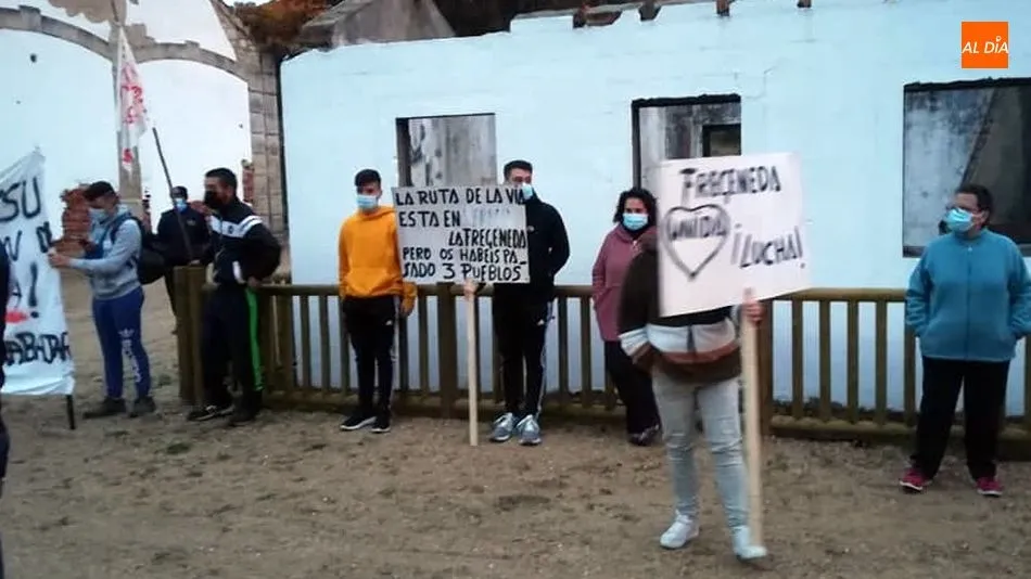 Foto 11 - Vecinos de La Fregeneda reivindican la gesti&oacute;n y trabajo en El Camino de Hierro