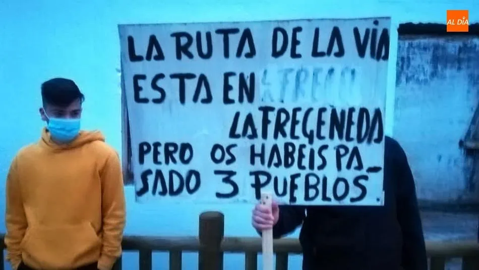Foto 10 - Vecinos de La Fregeneda reivindican la gesti&oacute;n y trabajo en El Camino de Hierro