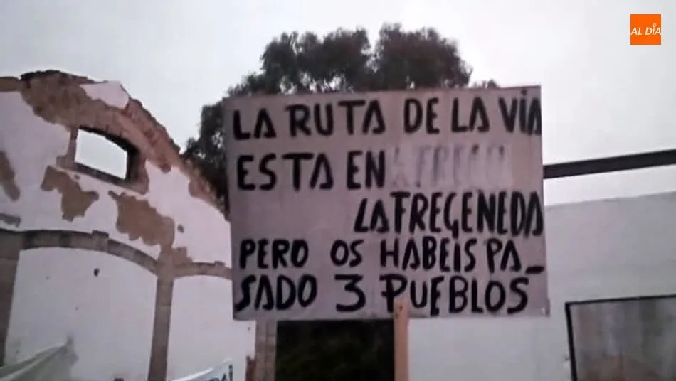 Foto 9 - Vecinos de La Fregeneda reivindican la gesti&oacute;n y trabajo en El Camino de Hierro