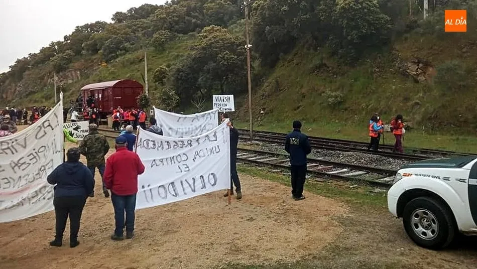 Foto 8 - Vecinos de La Fregeneda reivindican la gesti&oacute;n y trabajo en El Camino de Hierro