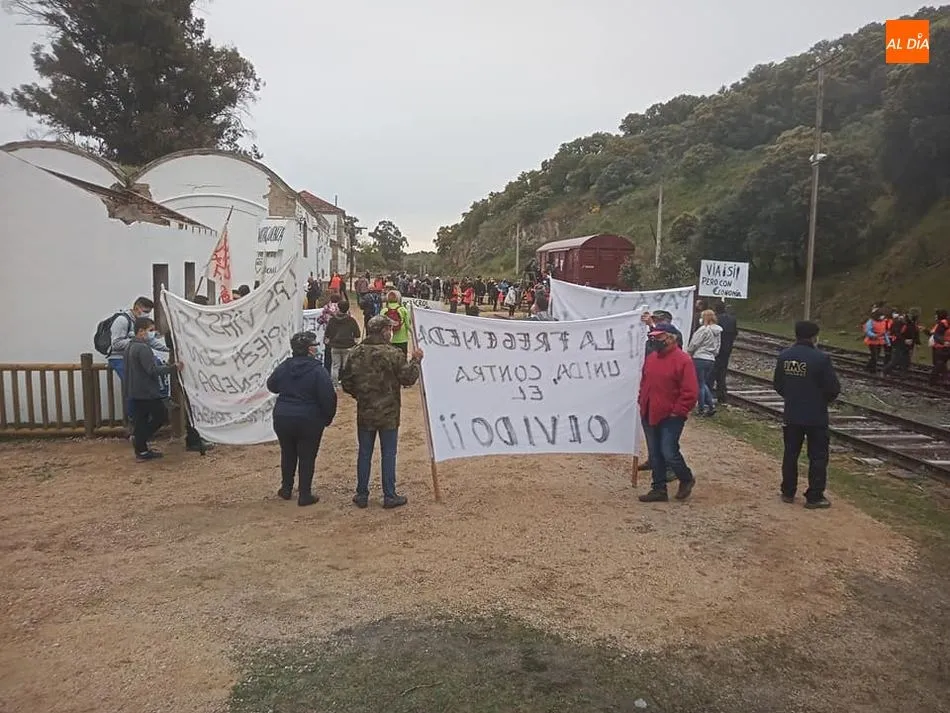 Foto 7 - Vecinos de La Fregeneda reivindican la gesti&oacute;n y trabajo en El Camino de Hierro