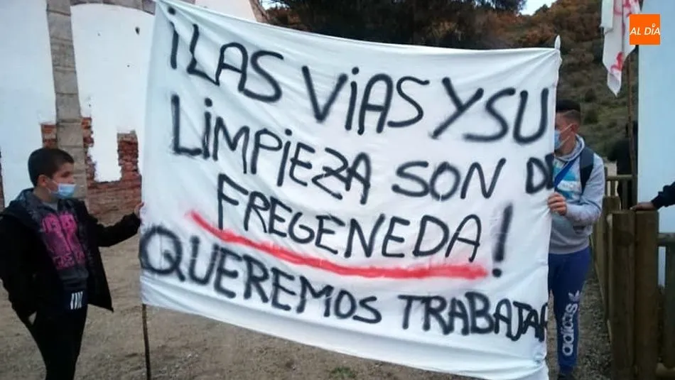 Foto 6 - Vecinos de La Fregeneda reivindican la gesti&oacute;n y trabajo en El Camino de Hierro