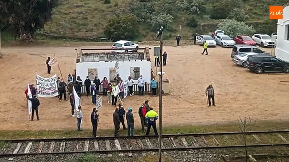 Foto 5 - Vecinos de La Fregeneda reivindican la gesti&oacute;n y trabajo en El Camino de Hierro