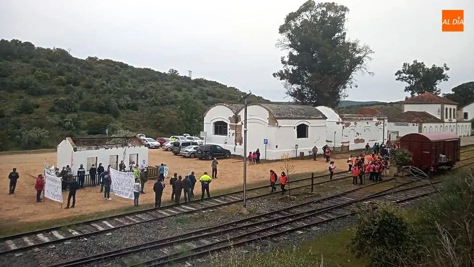 Foto 4 - Vecinos de La Fregeneda reivindican la gesti&oacute;n y trabajo en El Camino de Hierro