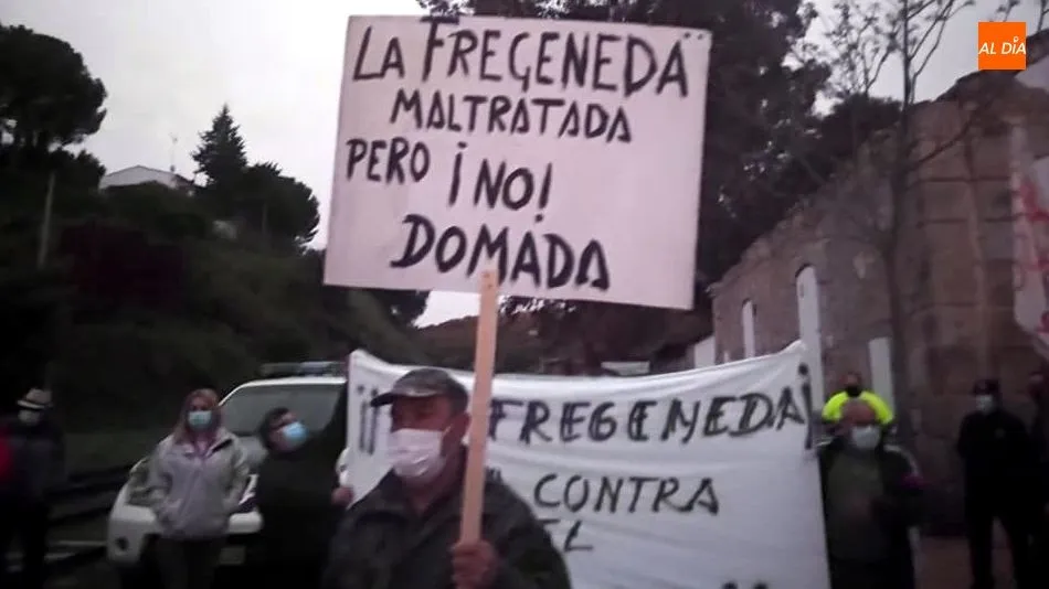 Foto 3 - Vecinos de La Fregeneda reivindican la gesti&oacute;n y trabajo en El Camino de Hierro