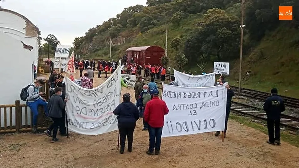 Foto 2 - Vecinos de La Fregeneda reivindican la gesti&oacute;n y trabajo en El Camino de Hierro