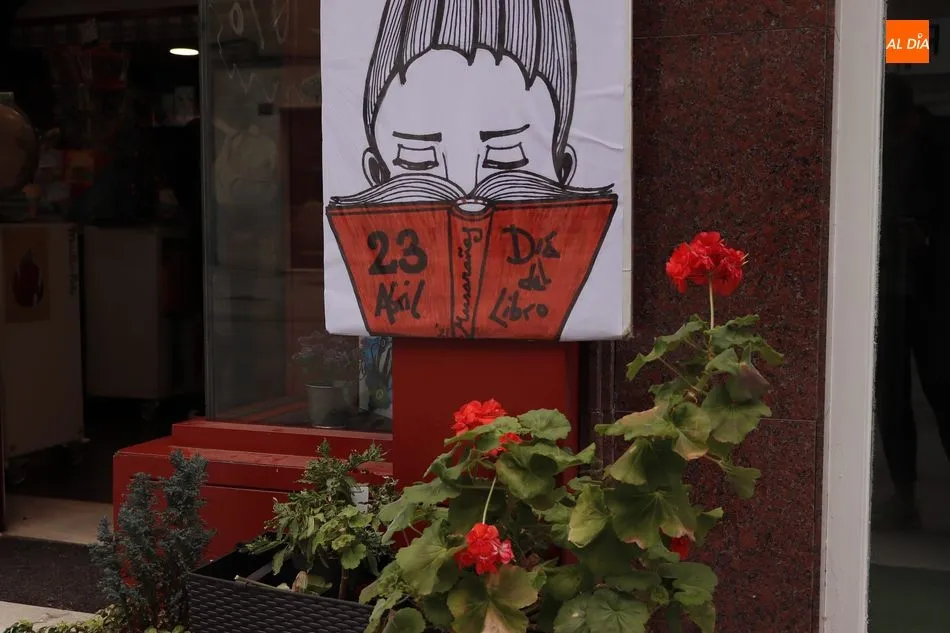 Foto 4 - El D&iacute;a del Libro en Salamanca se celebra con literatura en la calle