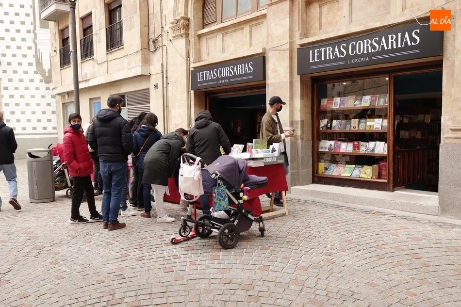 Foto 2 - El D&iacute;a del Libro en Salamanca se celebra con literatura en la calle