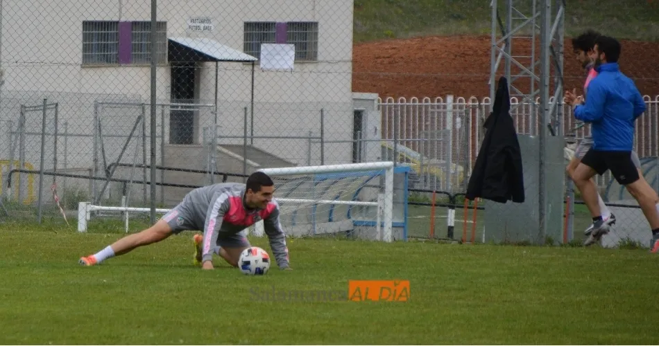 Iván Casado estira mientras sus compañeros siguen entrenando / Carlos Cuervo