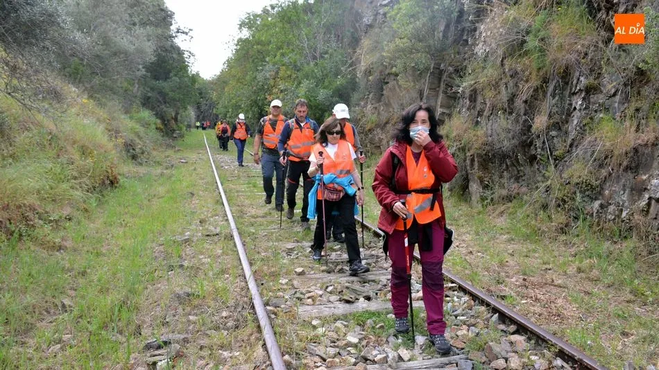 Un grupo de senderistas caminando por el último tramo de la vía, cerca de Vega Terrón / E. Corredera