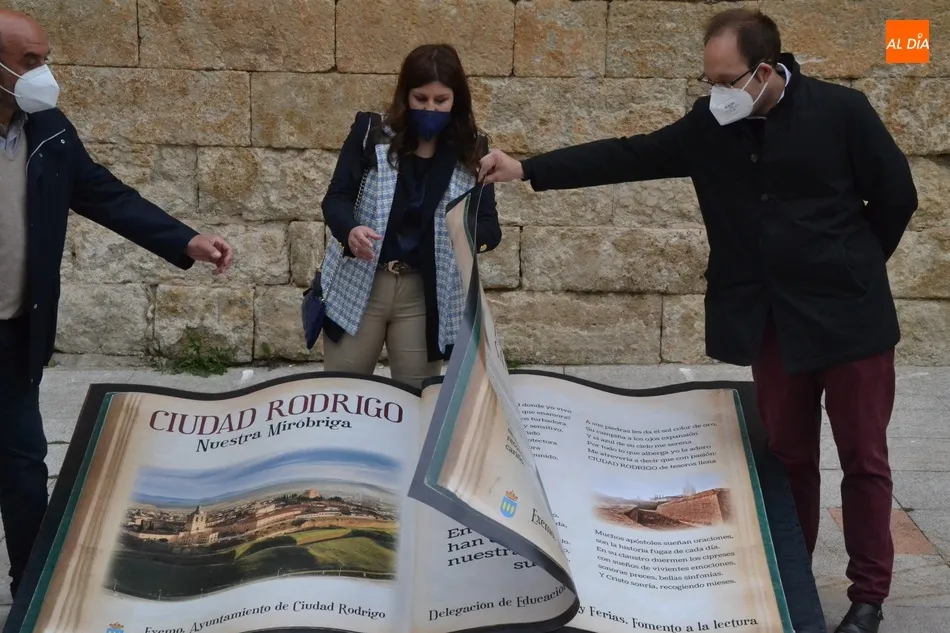 Foto 5 - Inaugurada la original ruta literaria por las calles mirobrigenses  
