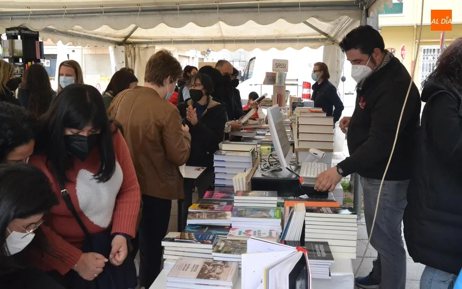 Buen ambiente durante todo el día en la primera jornada de la recuperada Feria del Libro  