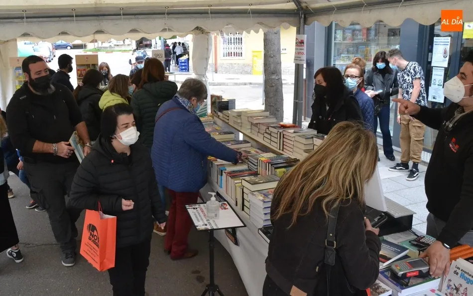 Foto 11 - Buen ambiente durante todo el d&iacute;a en la primera jornada de la recuperada Feria del Libro  