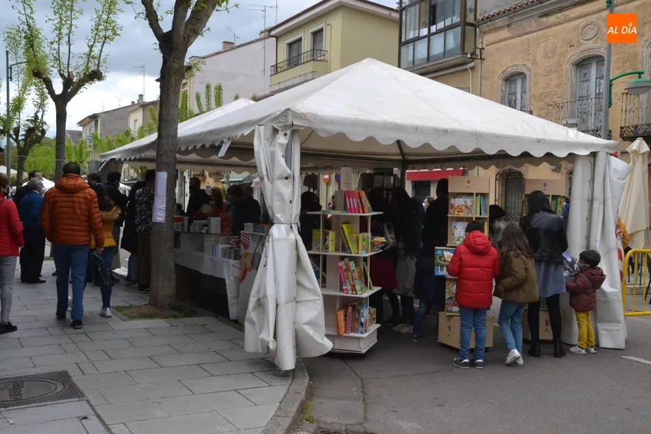 Foto 10 - Buen ambiente durante todo el d&iacute;a en la primera jornada de la recuperada Feria del Libro  