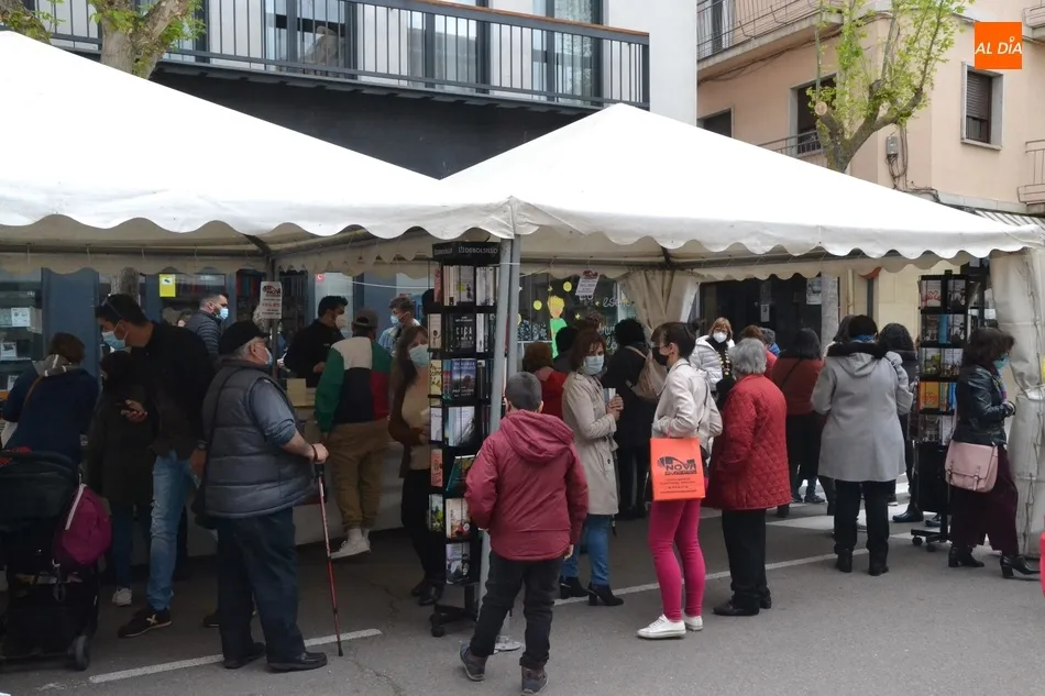Foto 5 - Buen ambiente durante todo el d&iacute;a en la primera jornada de la recuperada Feria del Libro  