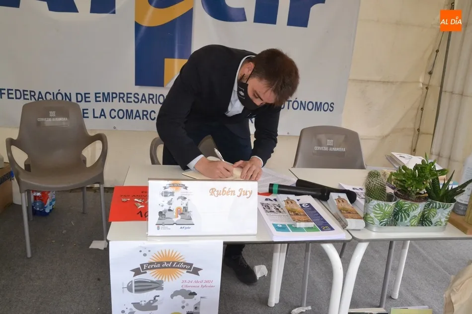 Foto 3 - Buen ambiente durante todo el d&iacute;a en la primera jornada de la recuperada Feria del Libro  