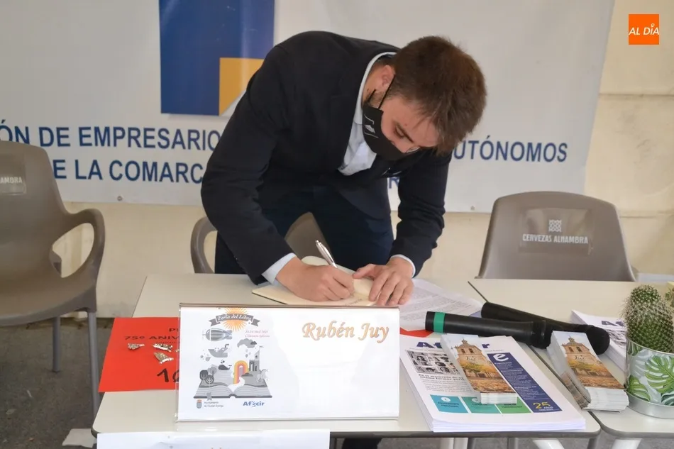 Foto 4 - Buen ambiente durante todo el d&iacute;a en la primera jornada de la recuperada Feria del Libro  