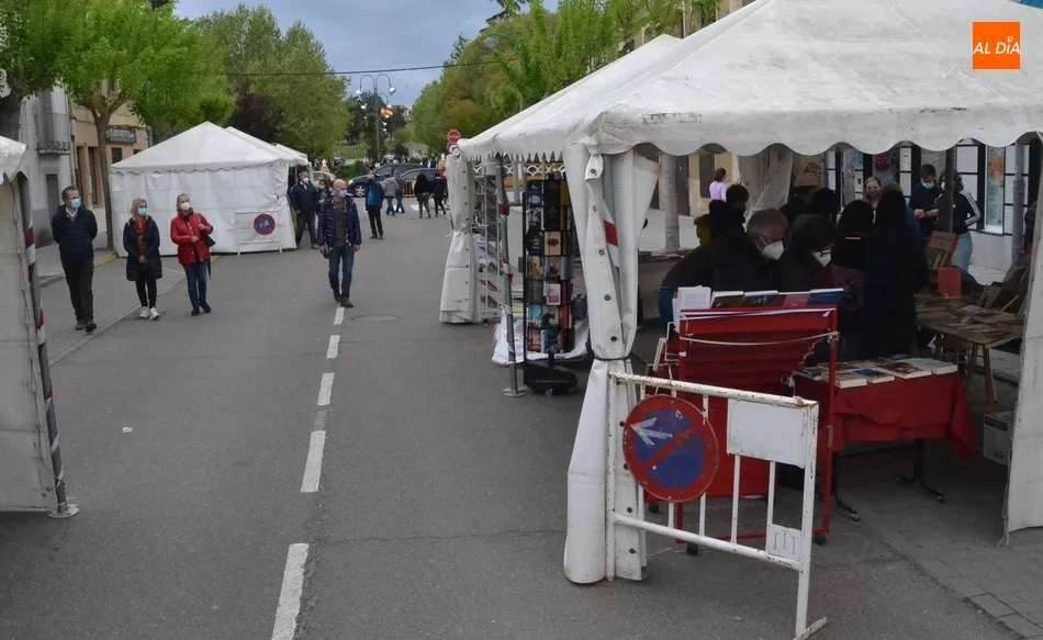 Foto 2 - Buen ambiente durante todo el d&iacute;a en la primera jornada de la recuperada Feria del Libro  