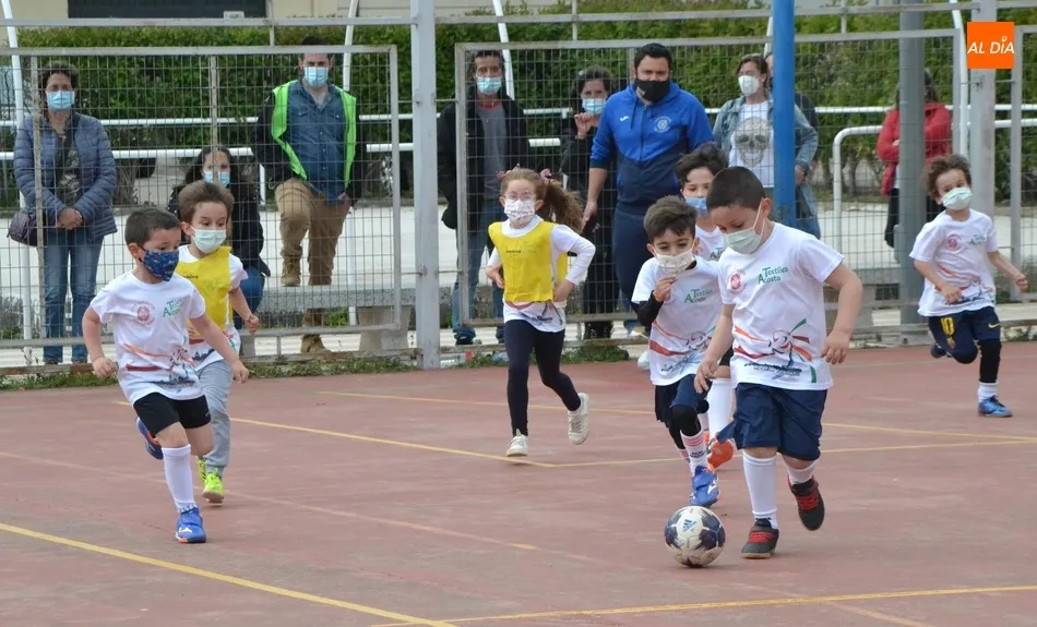 Los equipos de la base del III Columnas salen al aire libre para poder volver a jugar  