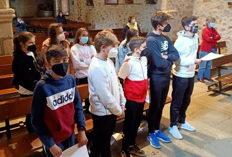 La Parroquia de El Maíllo celebra el Día del Libro leyendo jóvenes pasajes de la Biblia  