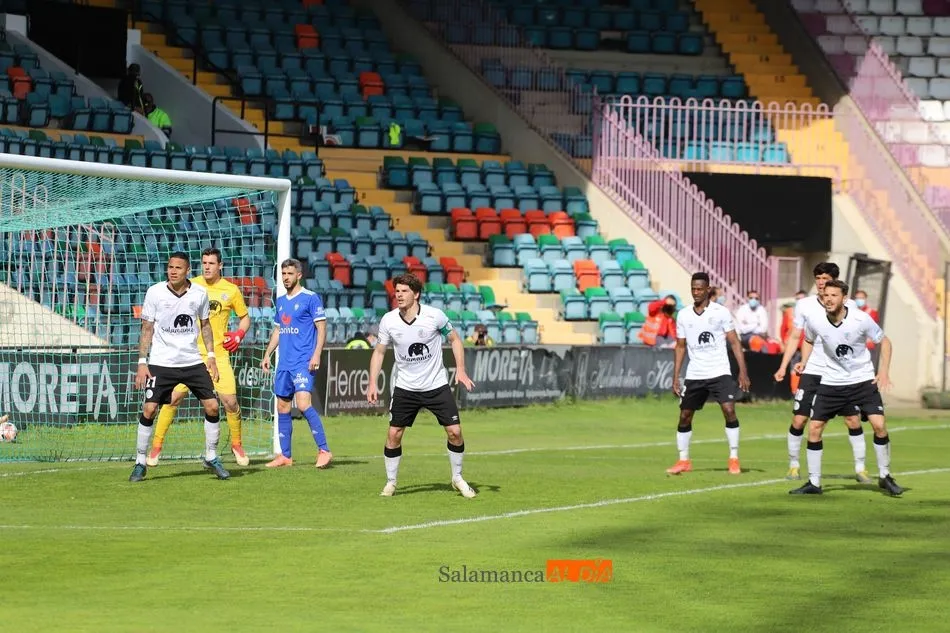El Salamanca UDS defiende un balón parado