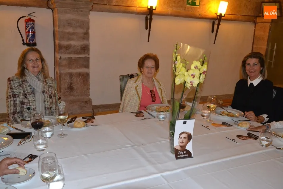 En la imagen, la cumpleañera junto a sus hijas