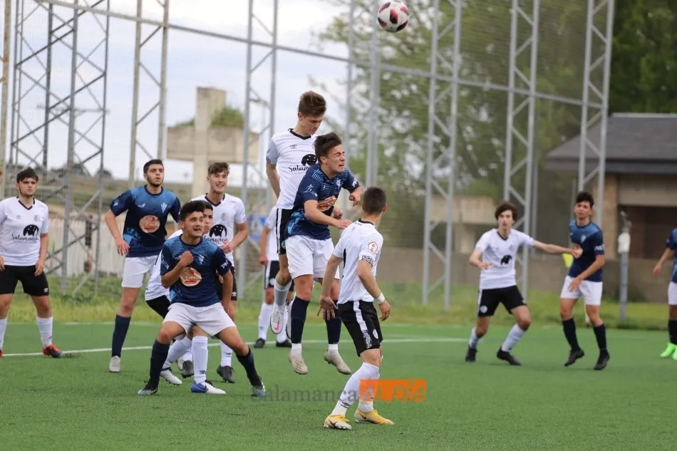 Foto 2 - Goleada del Salamanca UDS de Juvenil Regional al Villamayor (3-0)