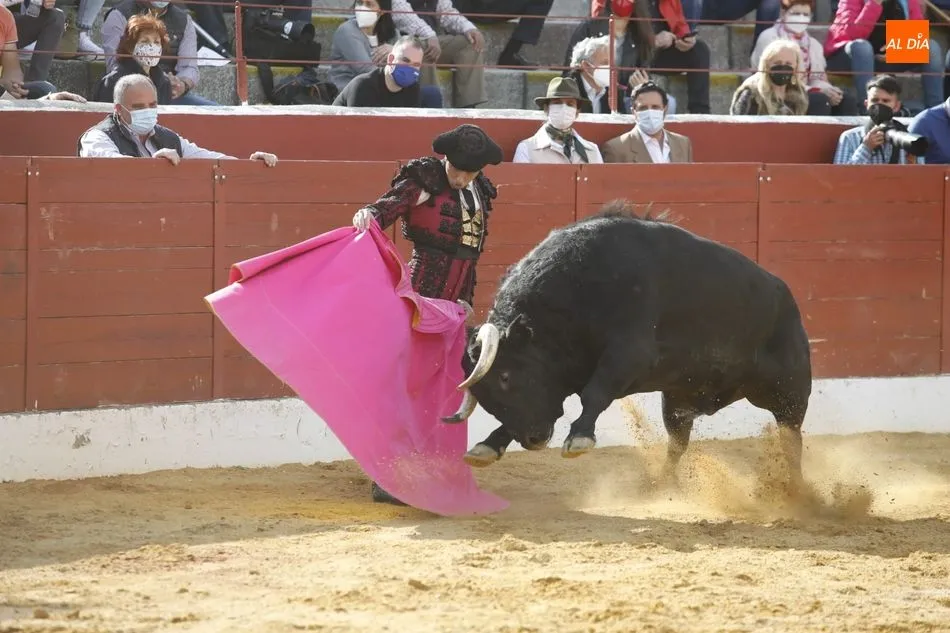 Foto 7 - Los Casta&ntilde;o, a oreja por coleta en su mano a mano en Villoria