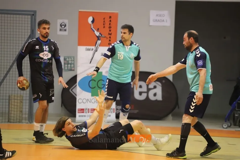 Foto 11 - El BM Salamanca se deja la piel contra el BM Santo&ntilde;a para perder con honor (28-29)