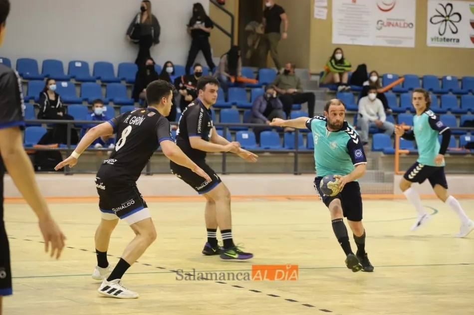 Foto 10 - El BM Salamanca se deja la piel contra el BM Santo&ntilde;a para perder con honor (28-29)