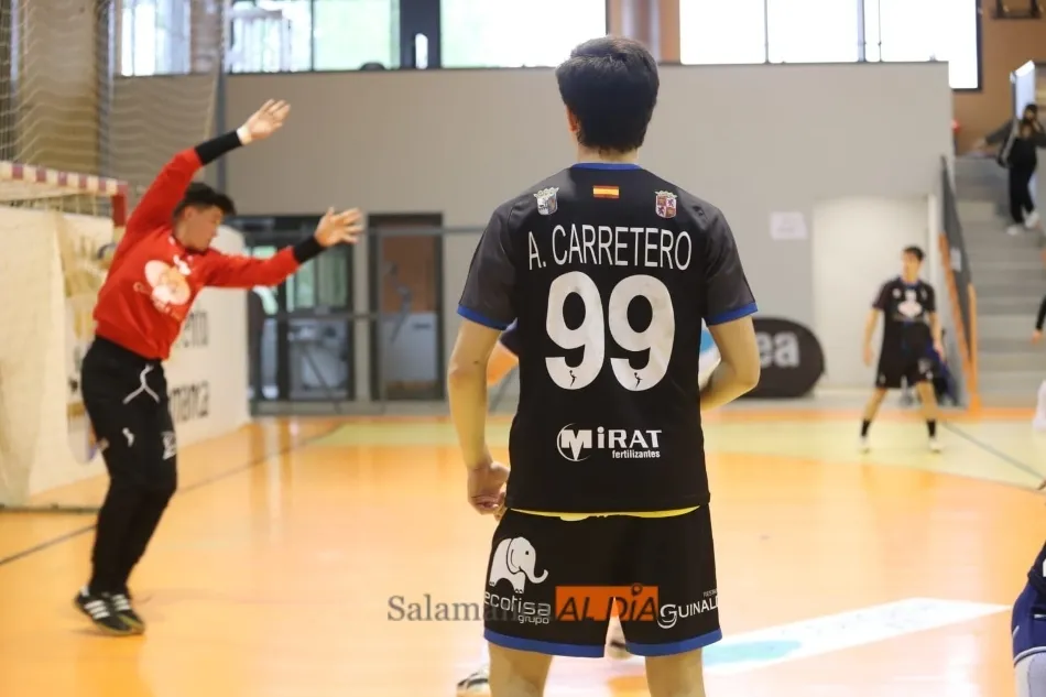 Foto 9 - El BM Salamanca se deja la piel contra el BM Santo&ntilde;a para perder con honor (28-29)