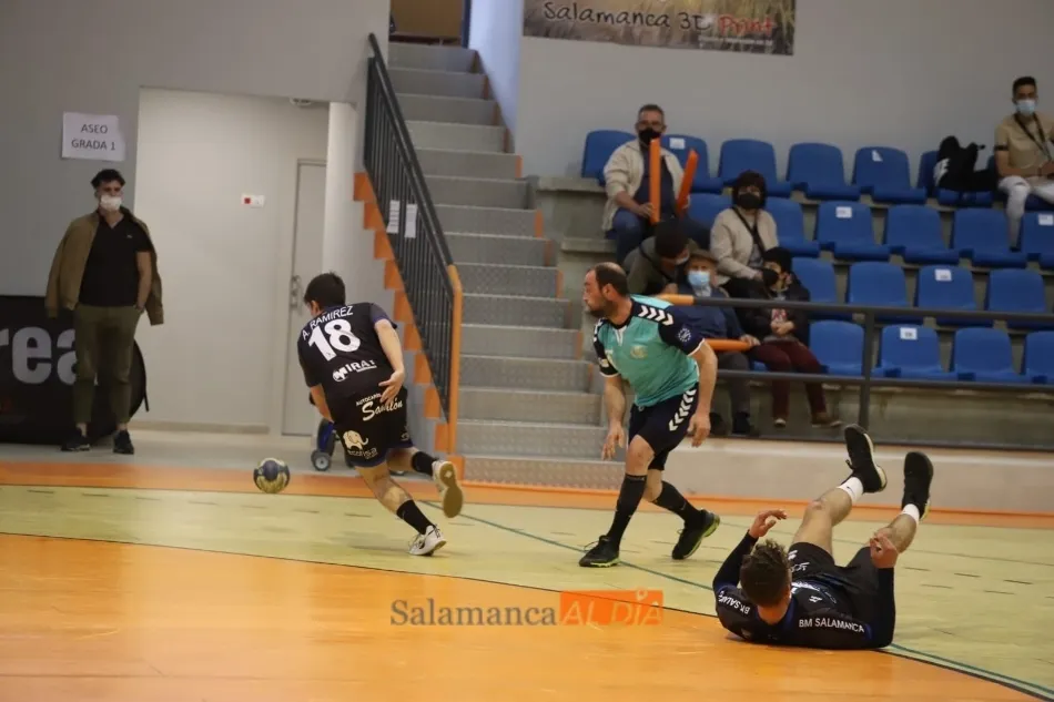 Foto 8 - El BM Salamanca se deja la piel contra el BM Santo&ntilde;a para perder con honor (28-29)