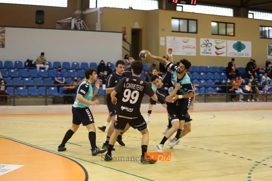 Foto 7 - El BM Salamanca se deja la piel contra el BM Santo&ntilde;a para perder con honor (28-29)